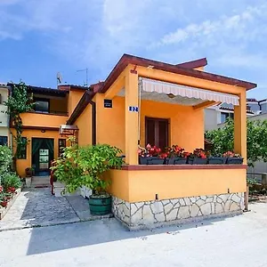 Petunia Apartment Fažana